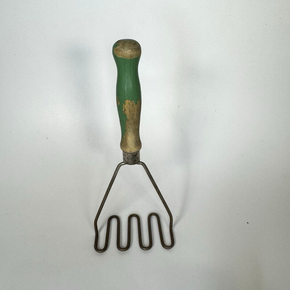 VTG Green Wooden Handle Potato Masher Farmhouse Country Kitchen Tool‎ 1950s 9"